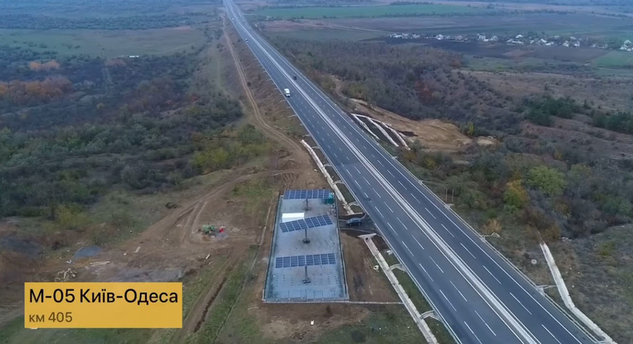 На трассе М-05 Киев - Одесса установили первую солнечную электростанцию для  освещения дороги