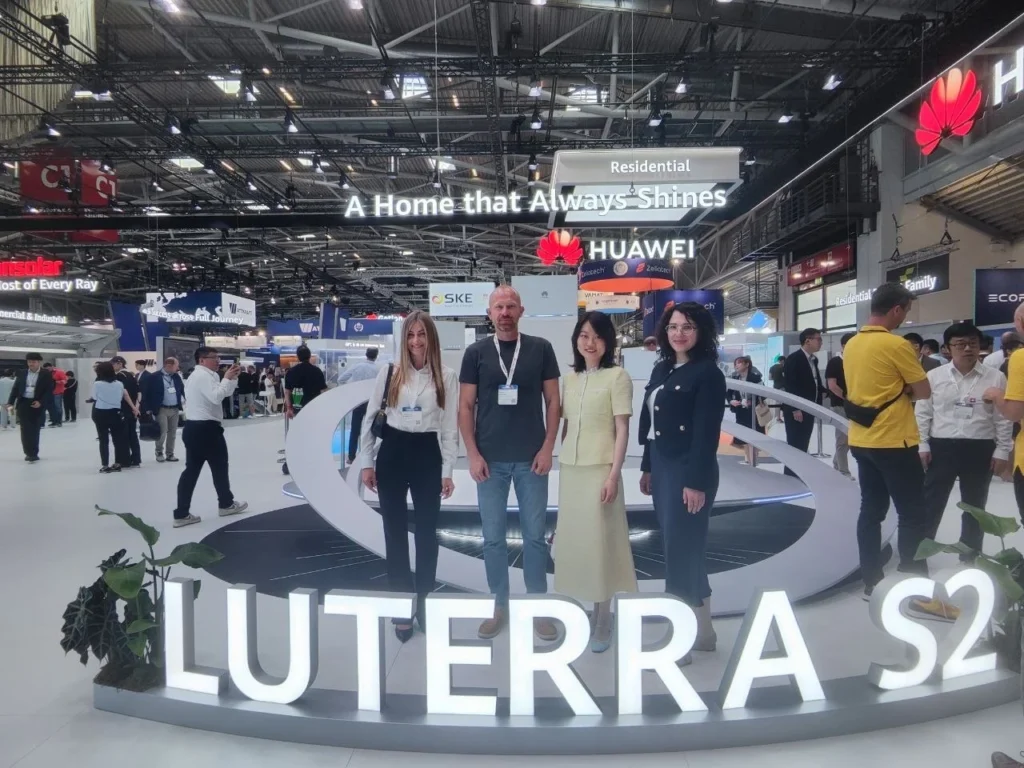 Представники «Сучасної Енергії» на стенді Huawei FusionSolar під час виставки Intersolar Europe 2026 у Мюнхені