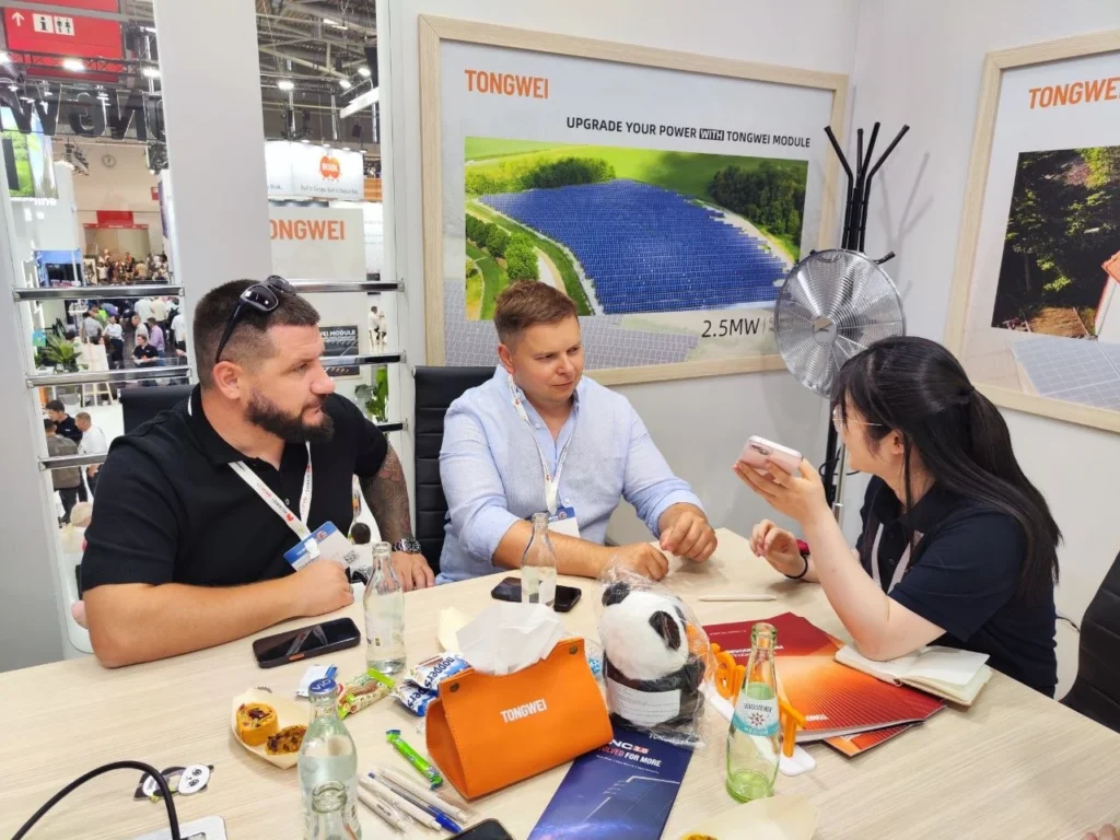 Представники «Сучасної Енергії» на зустрічі з командою Tongwei Solar під час Intersolar Europe 2026 у Мюнхені